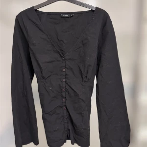 Topp - Jättefin svart långärmad topp från Lindex i storlek 40. Har snöre som man kan knyta på ryggen hur man än vill!! 