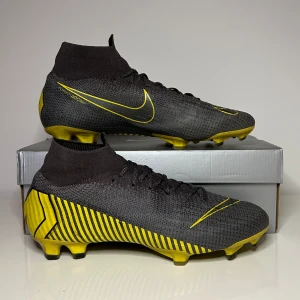 Fotbollsskor Nike - Nike Mercurial Superfly 6 Elite 🐝 9,5/10 skick använda endast 2 matcher de är i perfekt skick! Väldigt sällsynt modell, hör av dig vid minsta lilla fundering 🤩