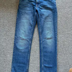 Säljer mina riktigt fina nudie jeans gritty Jackson. Bra skick och använda ungefär fyra gånger då dom va lite stora i midjan.