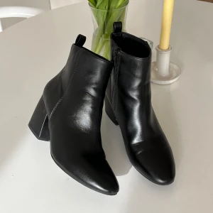 Svarta klassiska stövletter, stl 39 - Superfina stövletter som funkar både till vardags och på fest! Gör en enkel look snäppet snyggare ✨ Storlek 39, klackhöjd ca 7 cm högst upp. I fint skick. Inga större tecken på användning! ✨ Säljes då jag har ett par liknande och inte använder dessa!