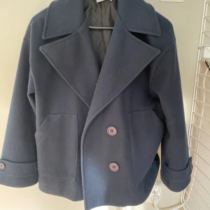 Kort kappa - Design by si - Jättefin kappa från design ny si💞Inga defekter och fint skick💞Skriv för fler bilder eller frågor🫶🏻