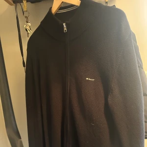 Gant tröja  - Säljer min killes Gant kofta i storlek L. Aldrig använd. 