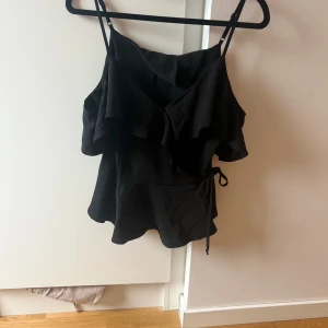 Topp  - Säljer min fina topp, använd fåtal gånger storleken är M men passar bra till S🖤🖤 Samma topp finns i rosa köp båda för 130kr💞💕