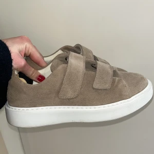 Sneaky steve skor - köptes i somras och använda kanske 5 gånger, så väldigt bra skick! säljer för dom är för stora för mig. färgen är så s snygg!