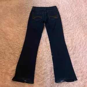 säljer domma trendiga jeansen från hm som har varit slutsålda länge  low waist och flare de har blivit lite slitna nere 💕