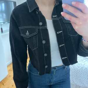 Svart jeans jacka  - Snygg och skön jeans jacka i fint skick. Vita sömmar. Perfekt till våren eller sommaren 