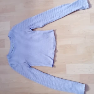 Lila crop top - Hej! Jag säljer denna fina crop top i storlek XXS som passar barn mellan 10-13 år. Den är supercool och bekväm! Priset är 20 kr, och köparen står för fraktkostnaden. Om du är intresserad, skicka mig ett meddelande!