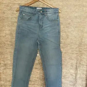 Snyggt ljusblå jeans från Studio total. Använda ett par gånger. 