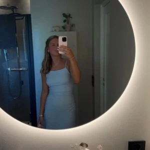 Ljusblå klänning  - Säljer nu min ljusblå klänning från vero moda som endast är använd en ggn på avslutningen i 9:an så i ny skick, strl S💙💙💙köpt för 699kr