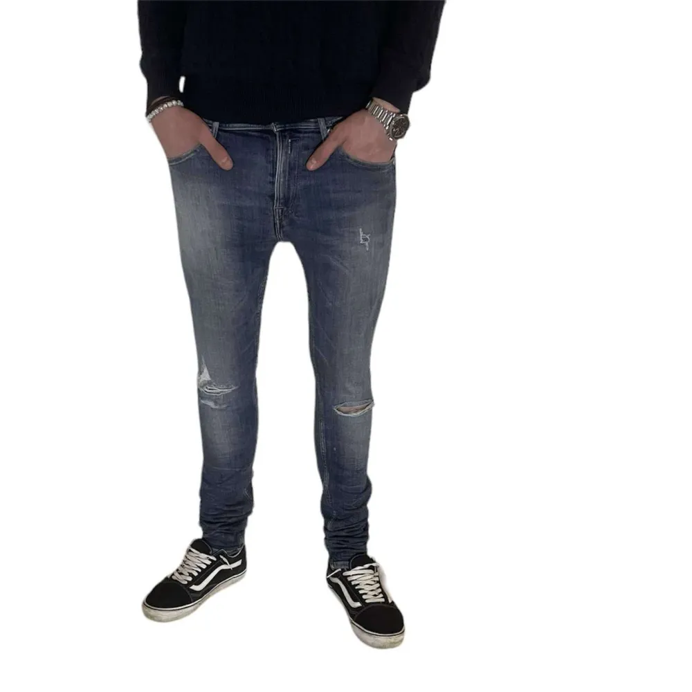 Säljer dessa populära replay jeans i bra skick, modellen på bilden är 189 och väger 75kg. Sitter lite väl slim, passar dig som har smalare ben. Kontakta oss ifall det är några frågor eller något som är oklart!. Jeans & Byxor.
