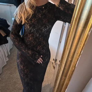 Lång spetsklänning - Drömmig långklänning i spets, prislapp kvar nypriset runt 1000 om jag minns rätt