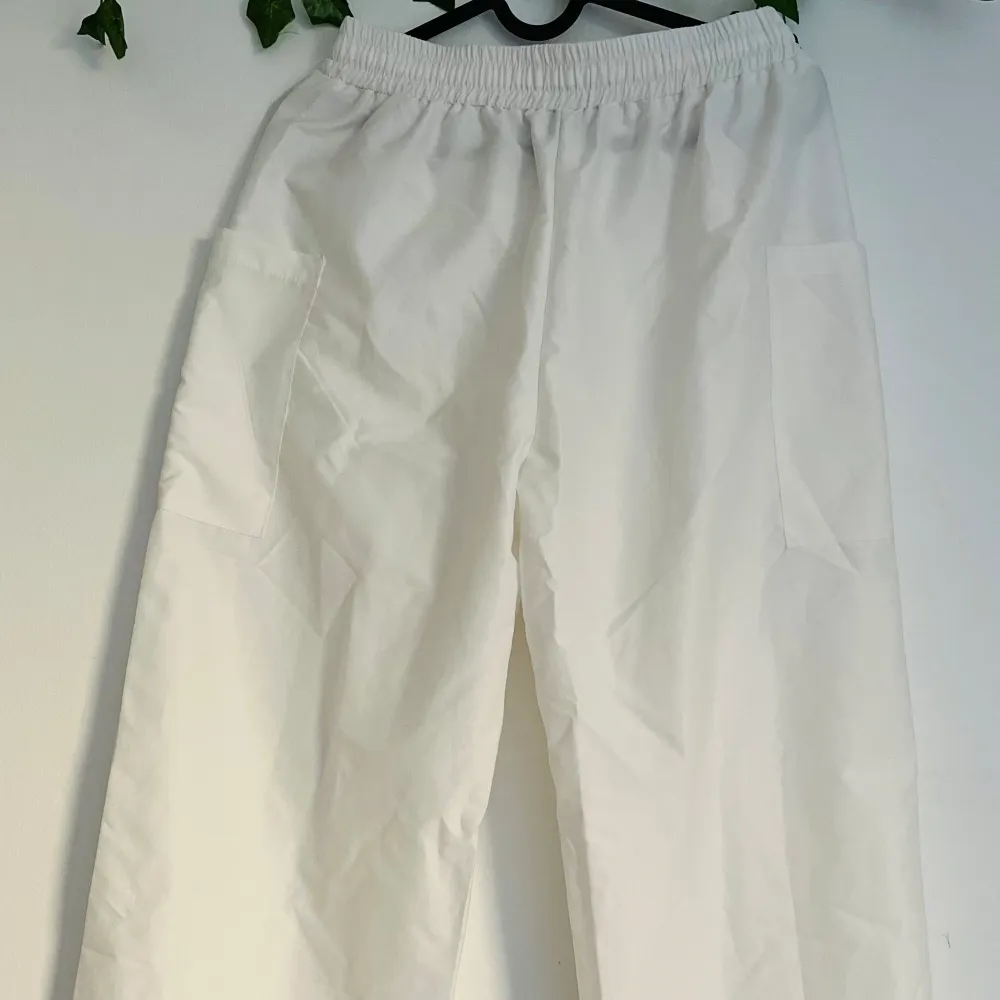 Vita tunna byxor PERFEKTA ❤️😘 för SOMMAREN 🎀☀️ från Shein. Har aldrig använt de🙌❤️. Jeans & Byxor.