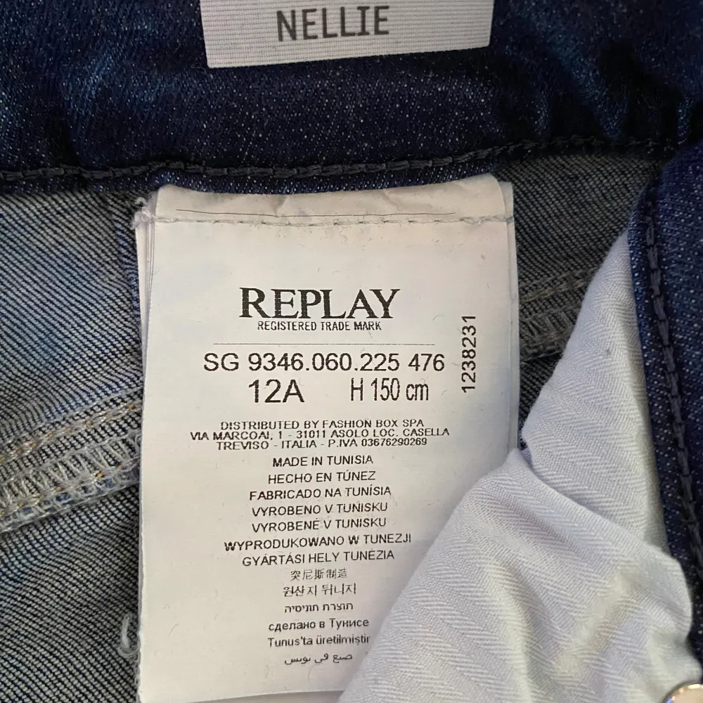 Säljer dessa jeans, 12 år, 150 cm. Fint skick, hela och rena. . Jeans & Byxor.