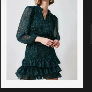 Säljer denna fina klänning från trendyol i grön , bara använd en gång så helt som ny 