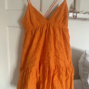 Sommar klänning - Orange superfin klänning från zara, använd 1 gång
