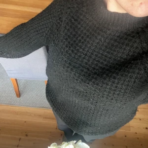 svart stickad tröja - från Lager157! inte alls stickig!