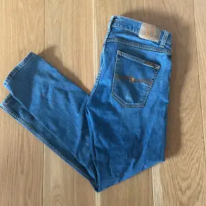 Säljer ett par nudie jeans som knappt har används då de inte kommer till användning. 