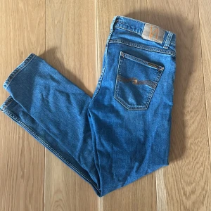 Nudie Jeans W:31 L:30 - Säljer ett par nudie jeans som knappt har används då de inte kommer till användning. 