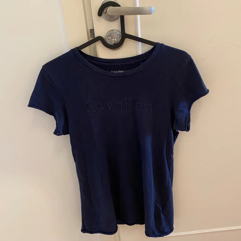 Marinblå t-shirt från Calvin Klein som använts endast några gånger! . T-shirts.