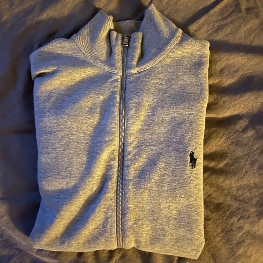 Tjena säljer nu denna feta Ralph lauren zipen. Inga defekter utan ett riktigt sjyst skick på den (9/10). Den är i storlek L men passar perfekt på dig med storlek M. . Hoodies.