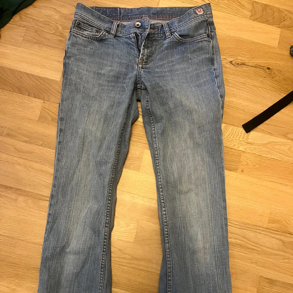 Super fina lågmidjade jeans i super bra skick. På lappen står de size 4 long men skulle säga att de är ungefär S/M och passar nån mellan 165-173 . Jeans & Byxor.