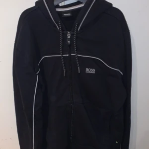 Hugo boss zip up tröja - Hej säljer nu min Hugo boss tröja den är i helt ok skick fraktar endast 