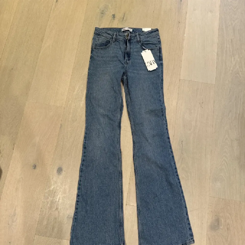 Säljer några asssnygga zara flare jeans då jag har haft de i 2 år men har aldrig använt dem. Prislappen finns fortfarande kvar och det är väldigt bra skick då jag inte har använt dem en enda gång. Är en storlek 38 så passar S-M. . Jeans & Byxor.