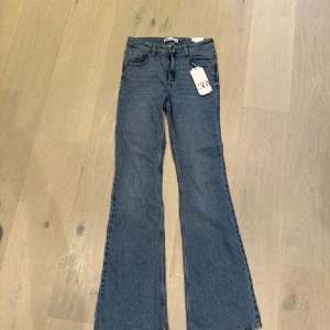 Zara flare jeans  - Säljer några asssnygga zara flare jeans då jag har haft de i 2 år men har aldrig använt dem. Prislappen finns fortfarande kvar och det är väldigt bra skick då jag inte har använt dem en enda gång. Är en storlek 38 så passar S-M. 