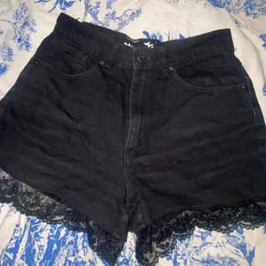Svarta jeans shorts med spets, aldrig använd, storlek s💕dunder till sommaren✨