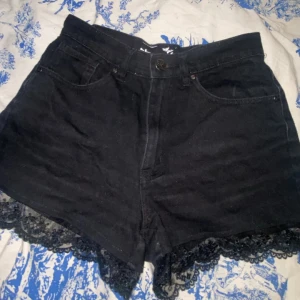 Jeans shorts  - Svarta jeans shorts med spets, aldrig använd, storlek s💕dunder till sommaren✨