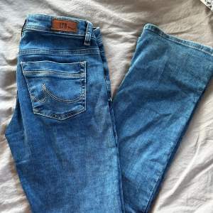 Säljer nu dessa fina LTB jeans! De är i bra skick och är i storlek 27/32, kontakta om ni vill ha fler bilder🥰 klicka på köp nu vid intresse av köp!