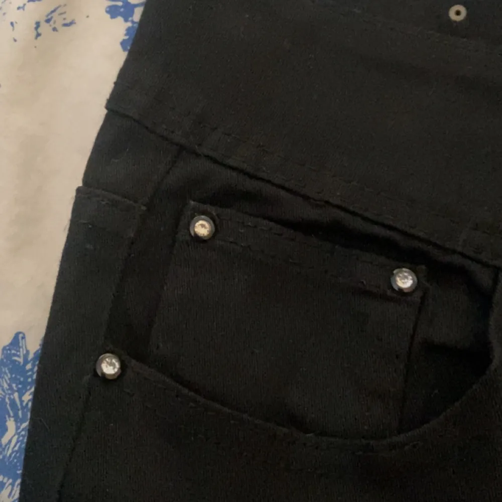 Säljer nu mina helt otroligt snygga jeans, bara testad. Har diamanter på knapparna och är lågmidjade straight jeans i storlek 42 men är liten i storlek. Från märket dolce & rosa💕✨. Jeans & Byxor.