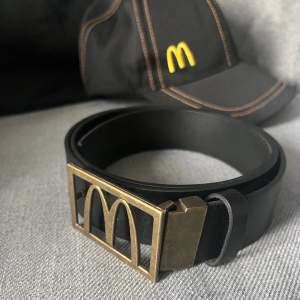 Ett bälte jag hade under mitt tid på McDonalds, då jag inte jobbar där längre ser jag ingen nytta till att ha kvar den, passar alla. Skriv gärna ifall du har någon fundering eller så ☺️