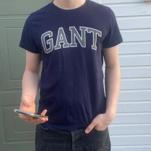 T-shirt - Gant t-shirt i storlek S. modellen är 184cm lång och väger 77kg. Mycket bra skick!