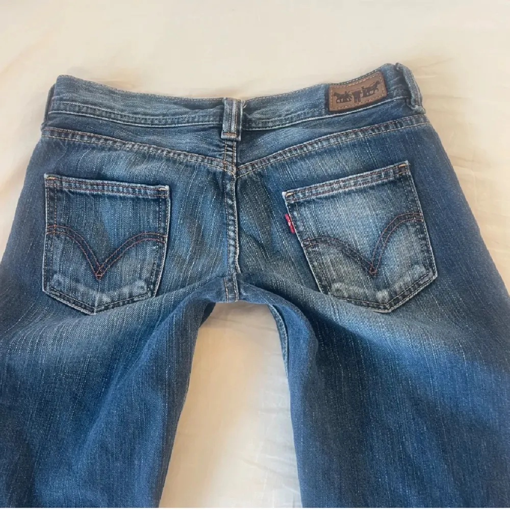 Trendiga levis jeans som är lågmidjade och bootcut, älskar vintage färgen på dem 😻😻, köpta för över 1000kr. Jeans & Byxor.