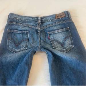 Trendiga levis jeans som är lågmidjade och bootcut, älskar vintage färgen på dem 😻😻, köpta för över 1000kr