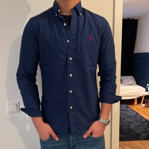 Ralph lauren skjorta herr - En väldigt snygg och trendig ralp lauren skjorta köpt innan julen. Kom om vid vilka som helst frågor😁Passar dig från 176-186