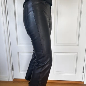 Skinnbyxor - Säljer nu mina snygga Skinnbyxor från arket som funkar både till vardag och fest!Tyvärr har dem blivit lite för små för mig så hoppas nu dem kan hitta en ny ägare🌟Dessa säljs inte längre men köpte den nya för 3750kr hos arket och säljer nu för 900kr