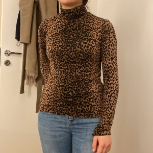 Tröja med hög hals och leopardmönster - Använt ett par gånger men fortfarande väldigt bra