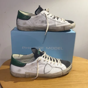 Philippe model - Tja, säljer dessa super snygga Phillipe  model skor i storlek 45. Skorna är i väldigt bra skick och perfekta till sommaren. Ny pris ligger på nästan 4000 och mitt pris är endast 2800. Tveka inte att Höra  av er vid frågor