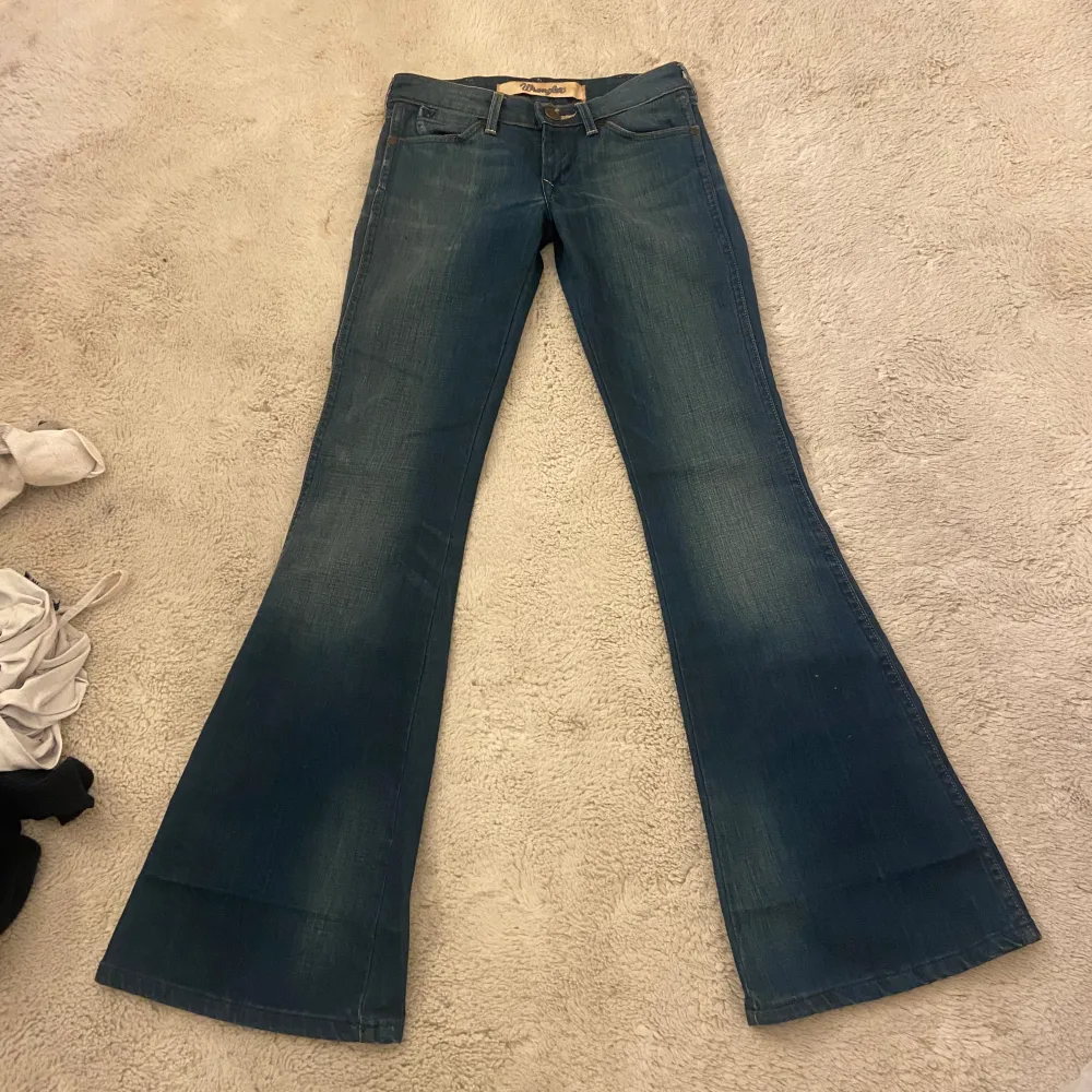 Säljer dessa jättesnygga lågmidjade jeans då dem är lite långa för mig!  Tvärsöver midjan 34 cm ish Innerbenslängden 80 ish!❤️ Nypris runt 700 säljer för 300!. Jeans & Byxor.