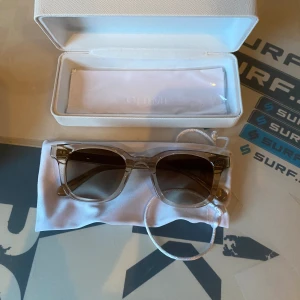 Chimi 02 ECRU (använda 3 gånger) - Rätt fräscha solgasögon till sommaren. Chimi 02 ECRU andvändts 10 gånger max skicket är 10/10. Glasögons duken är oöppnad. Köpta på NK i Stockholm (digitalt kvitto finns) // Jacob