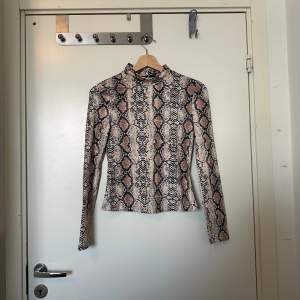 Säljer en otroligt vacker Shein tröja i storlek S. Mycket fint skick, kan inte hitta några synliga anmärkningar eller defekter. 