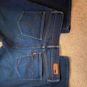 Säljer dessa lågmidjade levi’s jeans! De är storlek 26 och inrebenslängden ligger på 78cm. Pris kan diskuteras vid en snabb affär💕möts inte upp och köp via ”köpnu” 