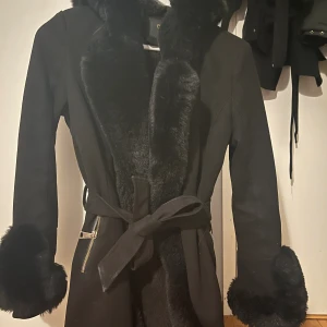 Kappa - Säljer min päls kappa från giorgia fashoin då jag slutat använda den. Använt en vinter så den är använd men inte trasig eller så. 