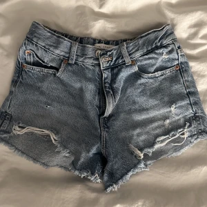 Jeansshorts  - Säljer superfina jeansshorts från Zara barn. De är i strl 164 och passar xs-s. Ljusblåa. Midwaist 💕 hör av er💕 