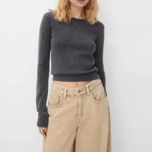 Grå tröja från pull and bear ❣️ - Säljer denhära tröjan då den ej passade mig, ej använd bara testad 1 gång. Inga defekter ❣️❣️ pris går att debetera❣️