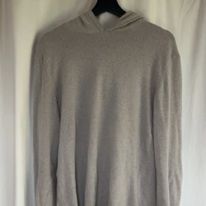 Kashmir Hoodie - Säljes för den ej används längre och är i grymt skick! Hör av er vid frågor & funderingar🤝 Priset är inte fast!