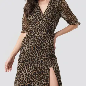 Leopardmönstrad klänning Storlek: 34 Märke: NA-KD Material: 100% Polyester Skick: Inga anmärkningar
