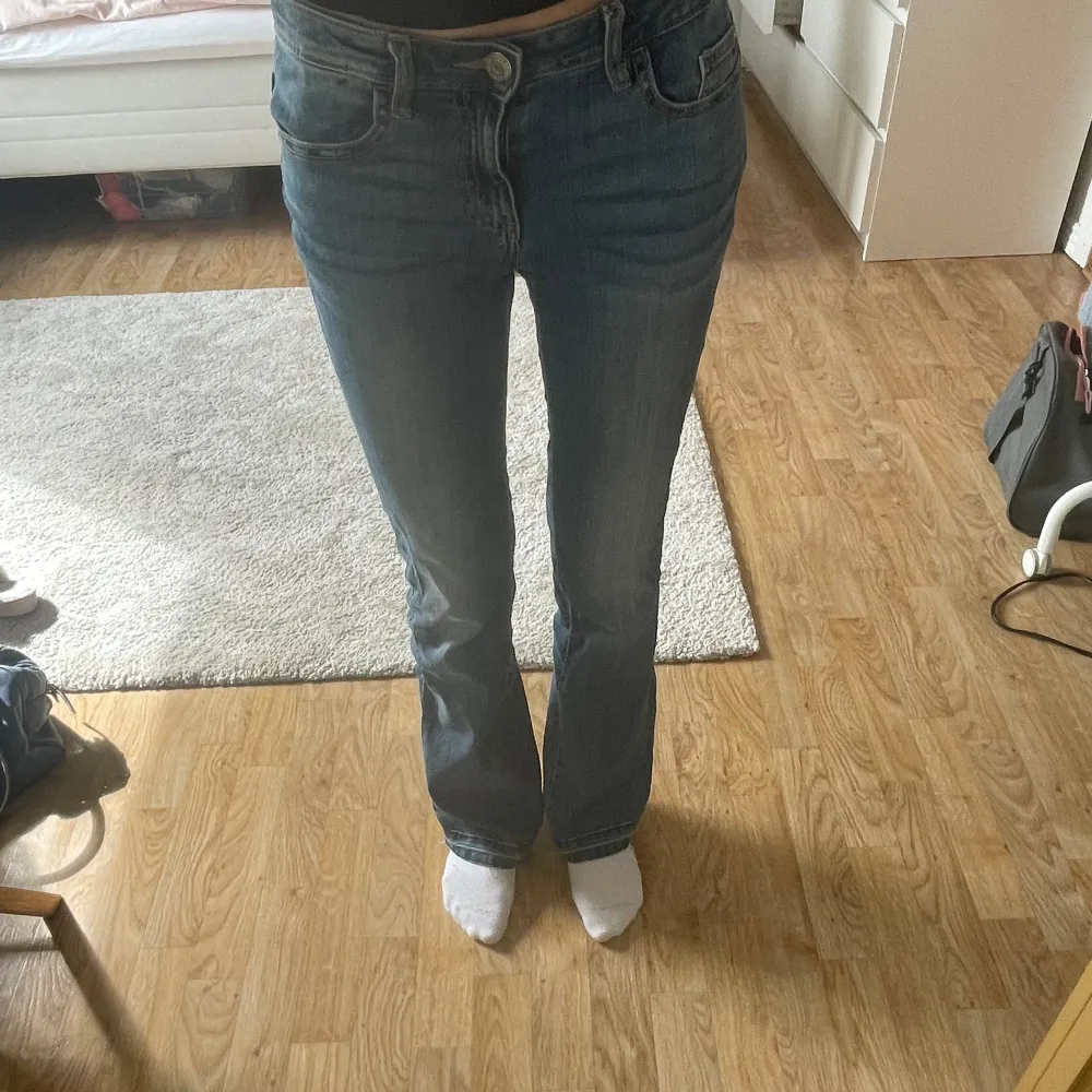 Midwaist jeans med den perfekta passformen💕 Köppt på barnavdelningen så har band som man kan spänna in vid behov🥰 Uppsprättade längst ner för att bli lite längre💓 Midjemått: 31cm men är stretchiga . Jeans & Byxor.